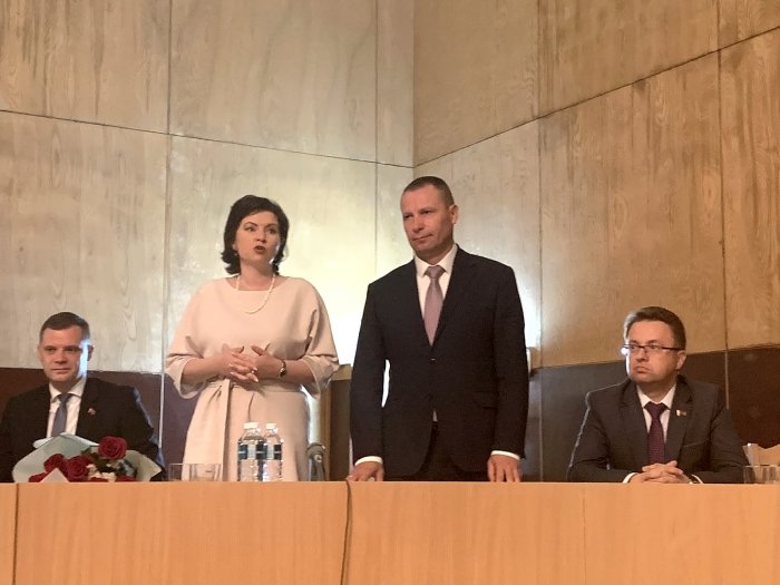 Татьяна Алексеевна Лугина, председатель концерна «Беллегпром», представила трудовому коллективу Общества генерального директора Потемкина Александра Георгиевича.